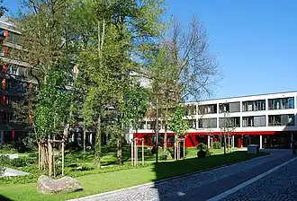 Wetterdienst Offenbach met op de voorgrond de steensculptuur Mutter Erde (1956)