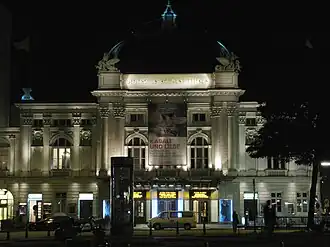 Deutsches Schauspielhaus bij avond