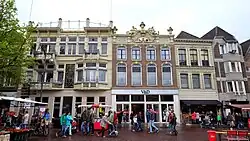 Gevelwand met links Magazijn de Zon