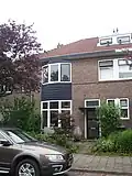 Onderdeel van een reeks van 3 bouwblokken met elk 4 woningen