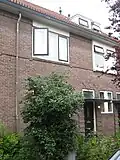 Onderdeel van een reeks van 3 bouwblokken met elk 4 woningen