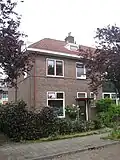 Onderdeel van een reeks van 3 bouwblokken met elk 4 woningen