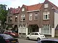 Bouwblok van cafe met bovenwoning en twee woonhuizen