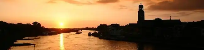 IJsselkade bij zonsondergang