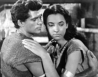Dewey Martin en Luisella Boni in Land of the Pharaohs