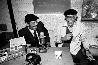 Ernie Andrews (links) en Dexter Gordon (rechts) bij KJAZ radio. Foto: Brian McMillen