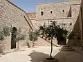 Een binnenhof in het klooster