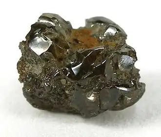 1. Een ruwe klomp, met zowel (voor sieraden bruikbaar) diamantmateriaal, het minder hoogwaardige boort, en andere mineralen en gesteente.