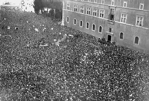 Van op het centrale balkon van Palazzo Venezia roept Mussolini op 10 juni 1940 de oorlog uit ten overstaan van de volksmassa die is samengestroomd op Piazza Venezia.