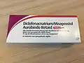 Diclofenac waaraan Misoprostol is toegevoegd ter voorkoming van maagaandoeningen.