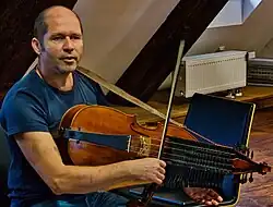 Didier François onderwijst zijn speciale techniek bij de internationale nyckelharpadagen in Burg Fürsteneck, 2023