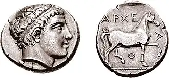 Didrachme van Archelaüs I. De voorzijde toont het hoofd van Apollon, de achterzijde een lopend paard met de legende ARC-E-LA-O