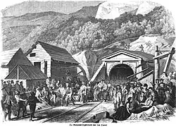 Reddingswerkers evacueren arbeiders uit de tunnel.