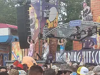 Diede van den Heuvel (links) tijdens Kamping Kitsch Club in Eindhoven in 2024