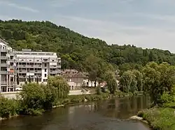 Straatzicht vanaf de brug over de Sauer