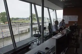 Het dienstgebouw van het sluizencomplex te Evergem