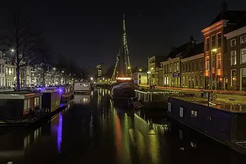 Het Schuitendiep vanaf de Poelebrug naar het zuiden gezien