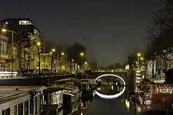 De Spilsluizen bij avond vanaf de Ebbingebrug met in de verte de Boteringebrug