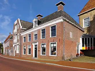 Diepswal 27 met de ingang en museumwinkel