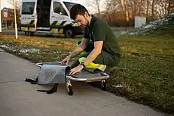 Vrijwilliger bereidt een brancard voor