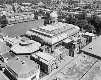 Verenigingsgebouw met aangebouwde concertzaal in Moorse stijl vlak voor de afbraak in 1968