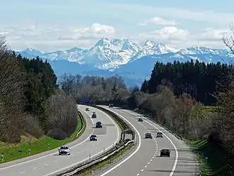 De A7 bij Schrattenbach met op de achtergrond de Alpen. (2011)