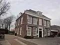 Kantoor (oorspronkelijk herenhuis). Voormalig Herenhuis. Nu in gebruik als (advocaten)kantoor. Aanbouw uit ca. 1960..