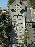 Heldenhuldezerkje op grafmonument van Cyriel De Wicke