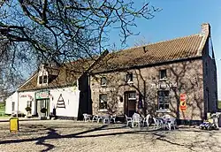 Gesloopte hoeve in de winterbedding van de Maas