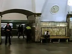 Bank met medaillion in de middenhal