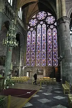 Het glasraam met Bijbelse taferelen van Gustave Ladon