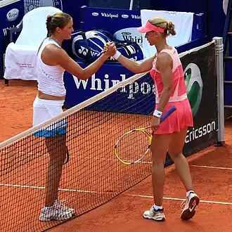 Dinara Safina en Jelena Dementjeva na afloop van de finale in Berlijn in 2008