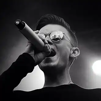 Dioni Jurado tijdens een optreden van B-Brave, 2014