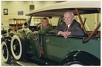 Directeur K.P. den Hartogh en zijn dochter in een Ford Lincoln uit 1930