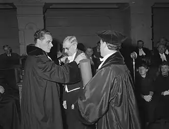 Coster ontvangt eredoctoraat (Gemeentelijke Universiteit Amsterdam, 1954)