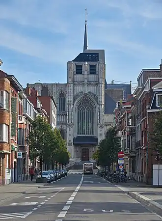 Zicht op het westportaal van de Sint-Pieterskerk vanuit de Dirk Boutslaan