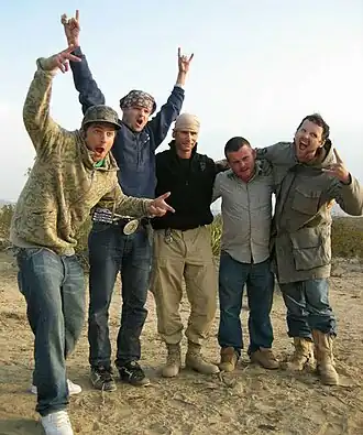 De cast en Mykel Hawke Pierce (midden) tijdens het filmen van Dirty Sanchez: The Movie