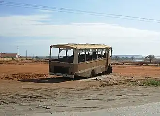 Een achtergelaten bus in Angola.