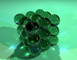 Figuur 1 – Atomen gearrangeerd in een perfecte, kubusvormige kristalstructuur