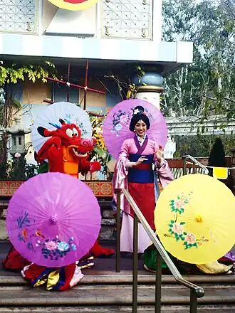 Mushu en Mulan in Disneyland, 2012.