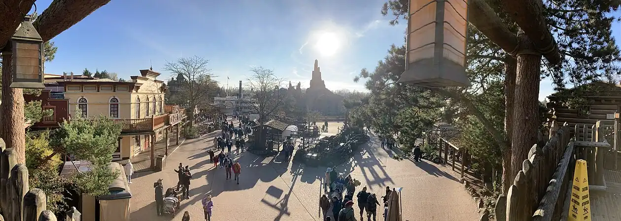 Een panorama van Frontierland, gezien vanuit Legends of the Wild West.