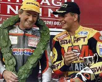 David Jefferies (rechts) en Joey Dunlop na de Superbike-races van de Ulster Grand Prix van 1999. Jefferies won race 1, Dunlop won race 2.