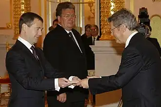 Keller (rechts) als ambassadeur in Rusland tijdens het aanbieden van zijn geloofsbrieven aan de Russische president Medvedev in 2009
