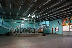 De stationshal onder de tunnelmond