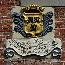 Gevelsteen in de Dorpskerk te Surhuisterveen die de eerstesteenlegging door Pieter de Schepper in 1685 herdenkt.