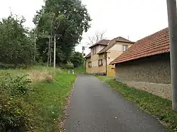 Zijstraat in het dorp (2016)