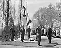 Erewacht in blauwe overall met helm M27 bij het Verzetsmonument op de Nieuwe Oosterbegraafplaats in Amsterdam (1956)