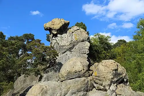 De rots „Hockendes Weib“ in de Dörenther Klippen