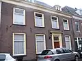 Pand waarvan de deur omlijst is door gecanneleerde pilasters