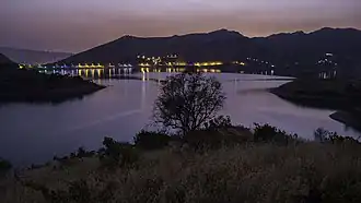 Het Duhokmeer met links op de achtergrond de Duhokdam